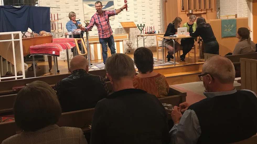 Niclas Mobelius var auktionsutropare och lät allt från hemliga paket och en hemvävd matta till hembakat bröd och hemgjorda karameller i strut gå under klubban.