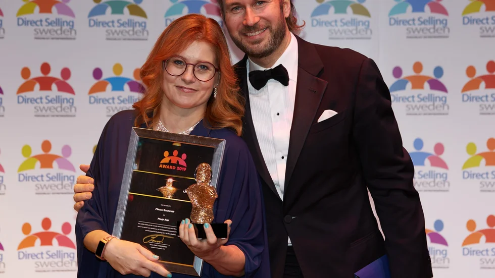 Maria Backman fick ta emot priset som årets säljare på en gala i Stockholm nyligen. Till höger Carl Henric Wallblom från Mary Kay.