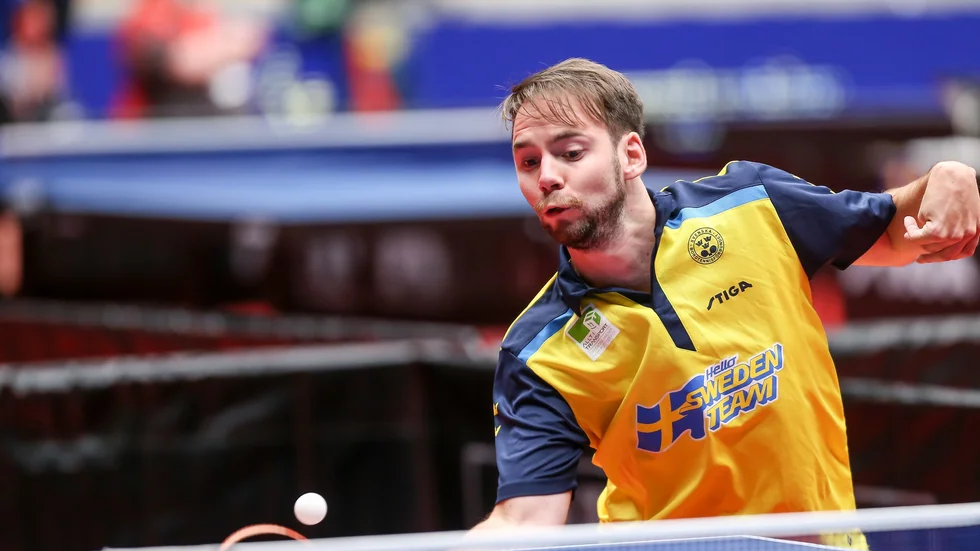 Motalaspelaren Emil Andersson briljerade i para-EM-starten, bland annat genom att vinna 50/50-matchen mot polacken Grudzien. Andersson har medaljchans i veckan.