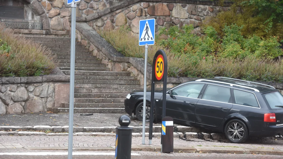 Här hamnade bilen efter att föraren tappat kontrollen. Han är nu misstänkt för grov olovlig körning, drograttfylleri och vårdslöshet i trafik.