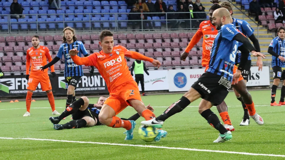 Kalle Larson i en duell mot AFC på Tunavallen när Sirius spelade 0-0.