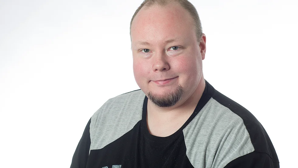 Den mångårige Kurirenmedarbetaren Joel Hellman har gått bort i en ålder av 42 år. Han var livsnjutaren som famnade sin omvärld med omtanke. Viljan att ställa upp för sina medmänniskor var som inbyggt i Joel Hellmans dna. 