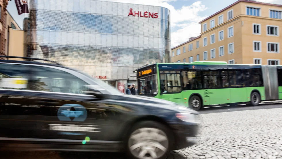 Problemen startade när ett nytt färdtjänstavtal började gälla i augusti. Totalt sköter sju bolag färdtjänst och skolskjutsar i Uppsala kommun. 