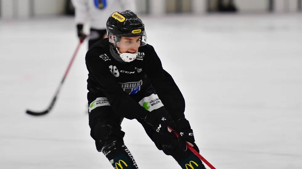 Samuel Heeger, här under torsdagens träning i Relitahallen, får lovord av tränaren Esa Määttä.