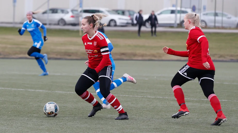 Jennifer Ilhammar svarade för två av målen när Tjust tog tredje raka segern. Till höger ses lagkompisen Kristin Oscarsson.