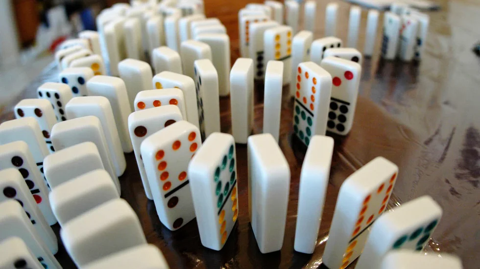 Likt ett domino kan allt falla, om en bricka inte längre står upp. 