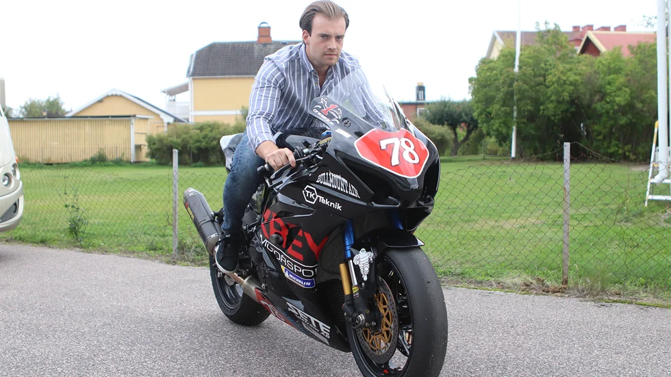 Niklas Krey från Vingåker tävlar i roadracing. 