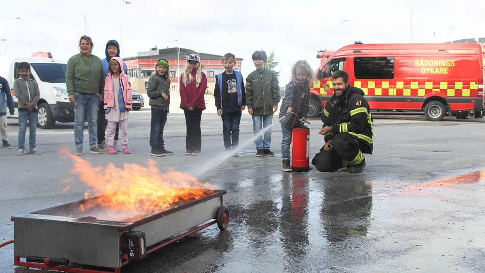 En pricksäker andraklassare i Tjelvarskolan provar på att släcka eld med en brandsläckare.