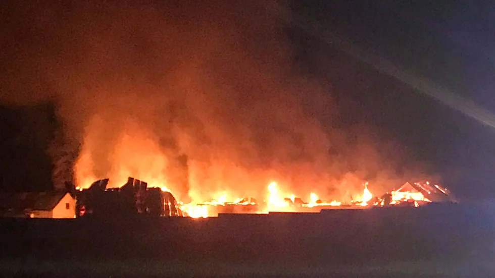 En kraftig brand med omfattande rökutveckling rasade på Malmby bilskrot på torsdagskvällen. Ännu på fredagsmorgonen brann det, men branden var då under kontroll. Bilden är från torsdagskvällen.