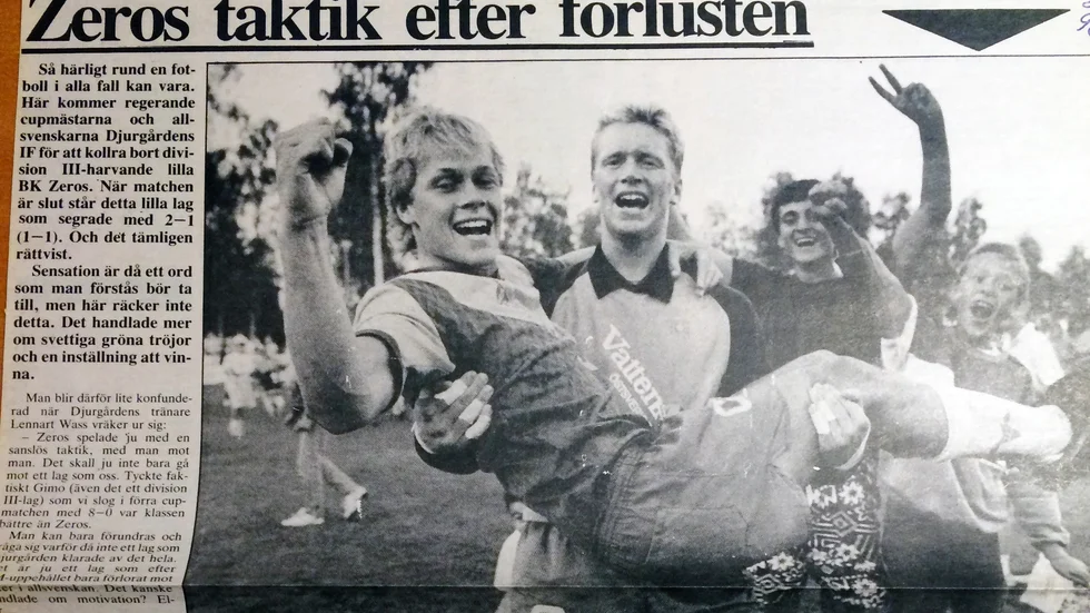 Målvakten Lars Nilsson tar Mikael Lindman i sin famn efter Zeros stora skräll i Svenska cupen, 2-1-segern mot Djurgården på Z-parken. I sommar är det 30 år sedan matchen och nu planeras reunion och repris.