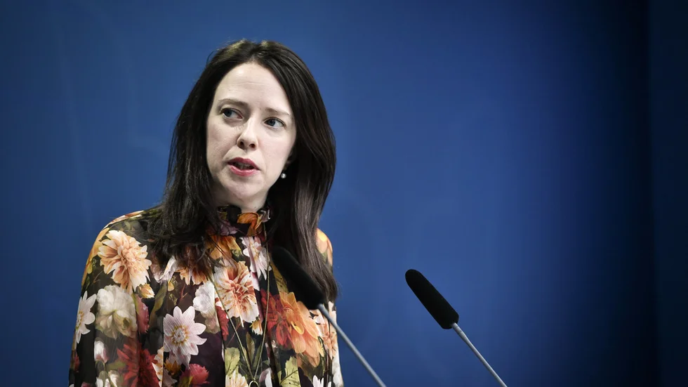 Jämställdhetsminister Åsa Lindhagen har fått ställa in sitt besök i Gällivare efter att ha upplevt  förkylningssymptom. "Hon måste föregå med gott exempel," säger Henrik Ölvebo, kommunalråd (MP).