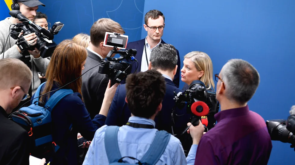 Finansminister Magdalena Andersson (S) omgiven av journalister efter måndagens krispaket.