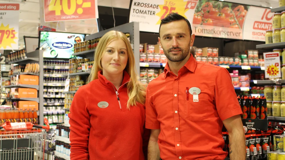 Butiksmedarbetarna Josefine Garton och Ibro Mesic tycker att öppettiderna för riskgrupperna, är ett viktigt och bra initiativ. 