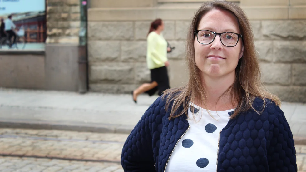 Anna Björkdahl och partikollegan Nicklas Lundström i Vänsterpartiet lanserar sina förslag inför dagens budgetdebatt i Norrköping. 