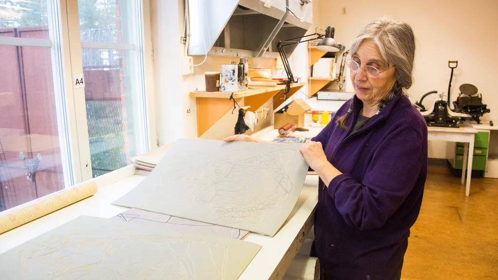 "Innan jag kom till Luleå bad jag en vän rita av min siluett som jag sedan överfört till linoleum", berättar Hildegard Skowasch som ständigt har nya idéer som hon vill förverkliga. 