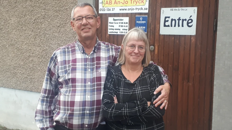 Anette och Tony Albertsson har haft några tuffa berg-och dalbaneår  i livet och i firman.  De finner styrka i familjen, strävsamheten, humorn och i en befriande omärkvärdighet. 