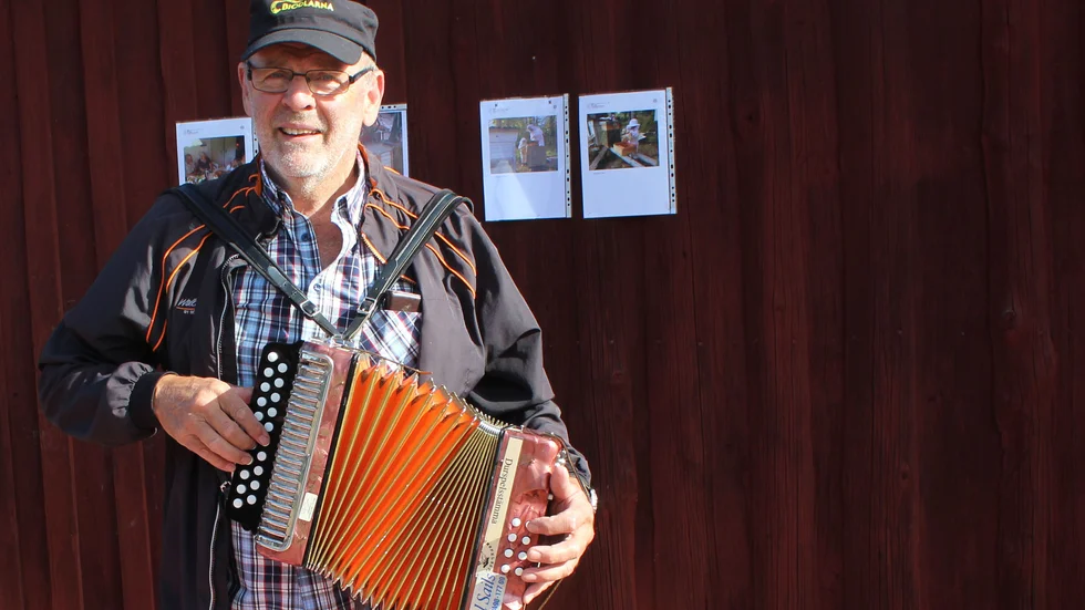 Walle Johansson svarar för underhållningen på julmarknaden.