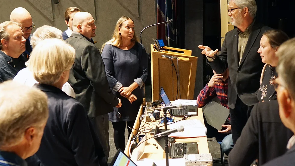 Så här har det sett ut allt som oftast i fullmäktige. Mötet har ajournerats för att diskutera hur frågor ska hanteras.