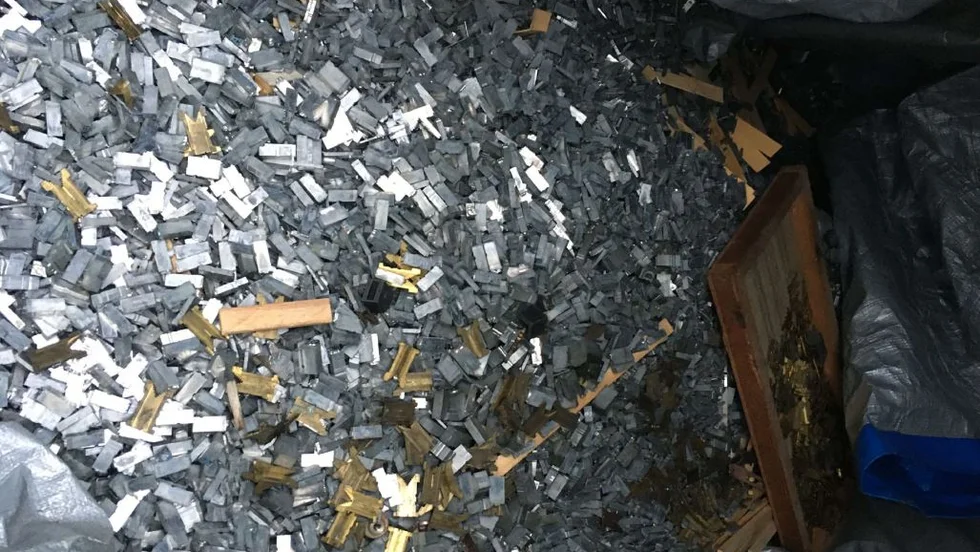 Den personbil som de misstänkta flydde i hade baksätet fullt av stulen metall. 