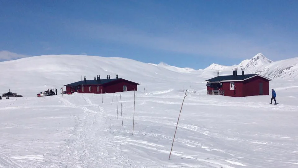 Stugan i Pieskehaure, i Arjeplogsfjällen, är en av de 44 stugor som STF nu väljer att stänga med anledning av coronaviruset. (Arkivbild)