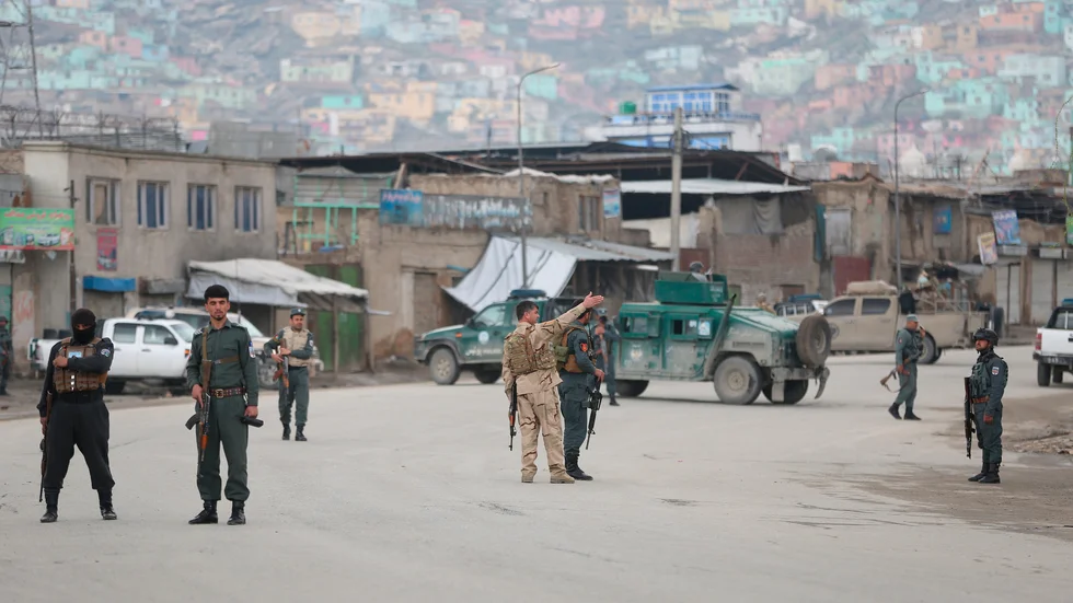 Afghanska säkerhetsstyrkor anländer till platsen där attacken äger rum, i centrala Kabul.