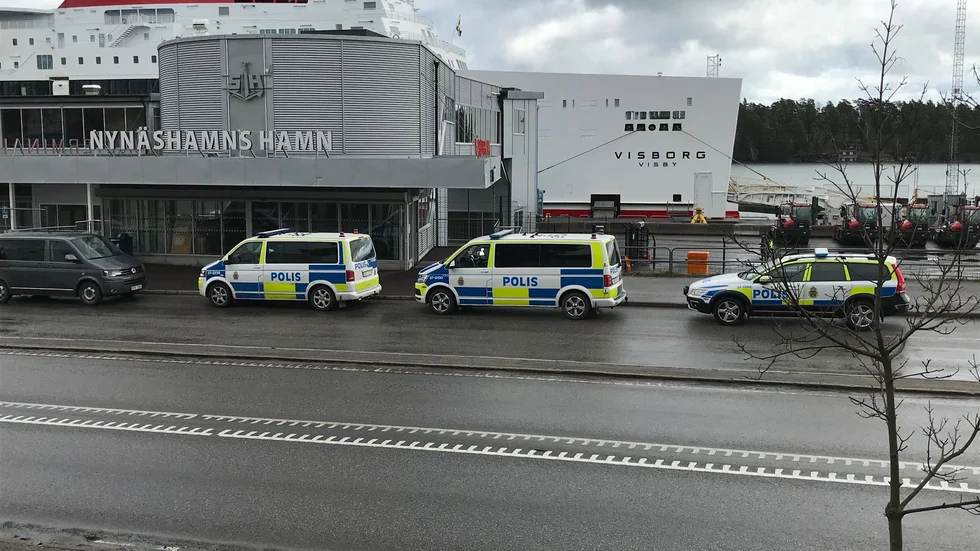 Ett massivt polisuppbåd samlades vid färjeterminalen.