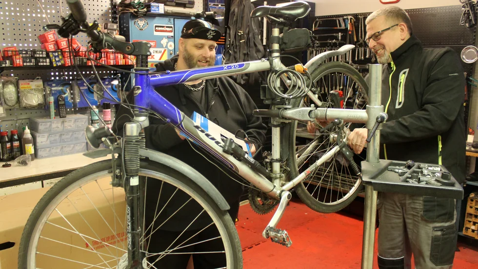 Ola Lundqvist och Per "Boa" Karlsson har fullt upp med att reparera och serva cyklar inför vårsäsongen.