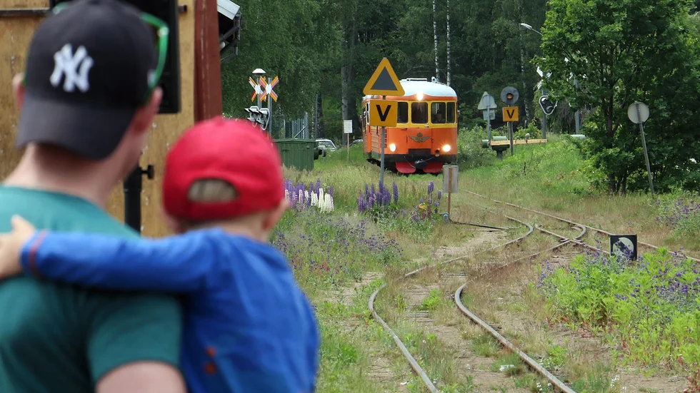 Nu ska rälsbussen bli riktigt fin invändigt. Föreningen har fått ett bidrag som ska användas att klä om alla stolarna.