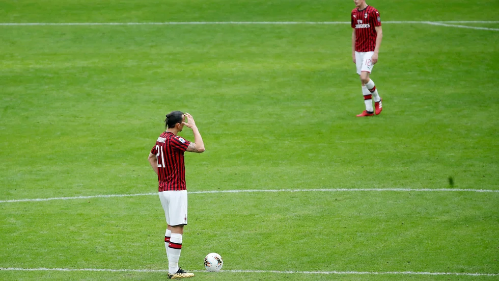 Zlatan Ibrahimovic och hans Milan får vänta på att återuppta fotbollssäsongen. Arkivbild.