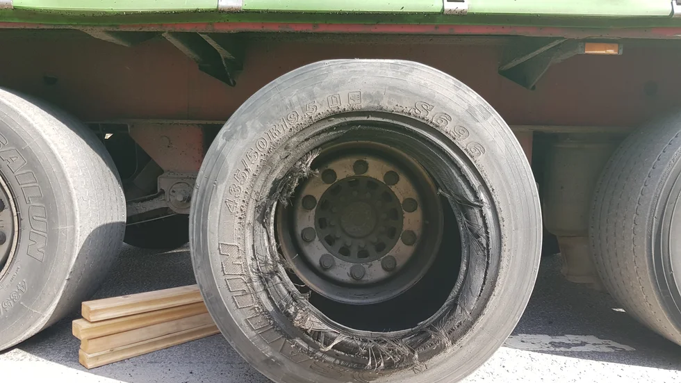 Ett av däcken på den drabbade lastbilen.