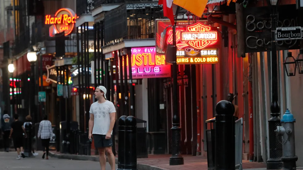 Vanligtvis är det fullt av turister på Bourbon Street i New Orleans. Men nu är gatan nästintill folktom.