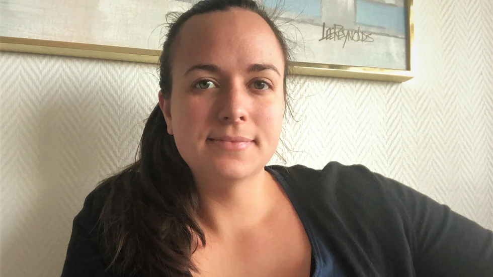 I flera veckor har Klara-Maria Mach och hennes man suttit i karantän i lägenheten i Gränby. "Det skulle vara underbart att få gå ut och ta en promenad i vårsolen", säger hon.