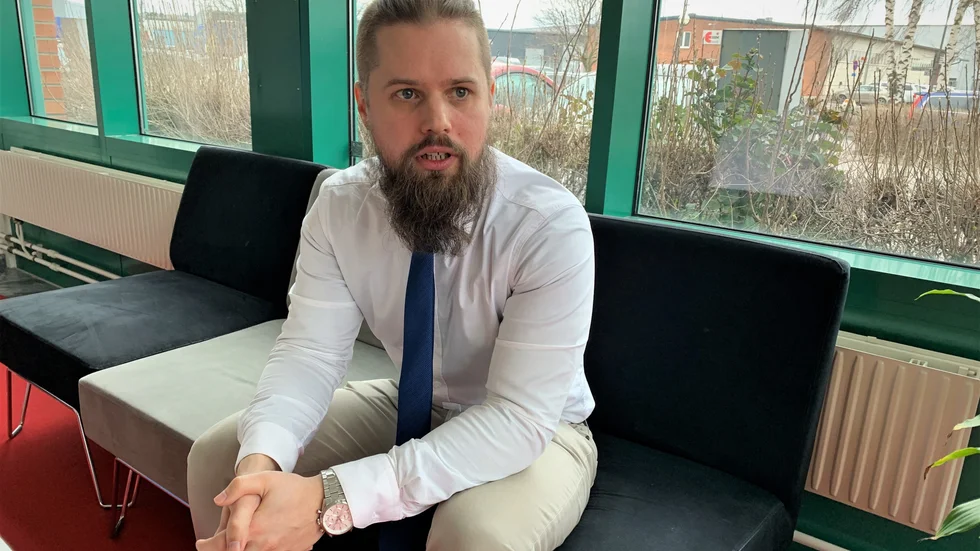 I december fick Simon Alm beskedet att han var avstängd från Sverigedemokraterna, i väntan på beslut om en eventuell uteslutning. "Avstängningen kom helt utan förvarning, så självklart blev jag förvånad. Men att jag sedan skulle bli utesluten räknade jag med", säger han.