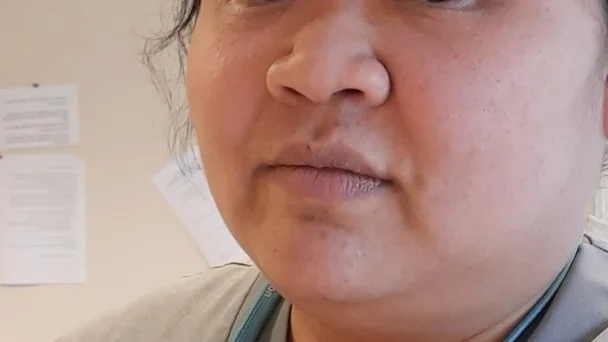 Jintana Landby arbetar inom hemtjänsten i Norrköping. Runt hälften av den ordinarie personalen är sjukskriven på hennes enhet, berättar hon.