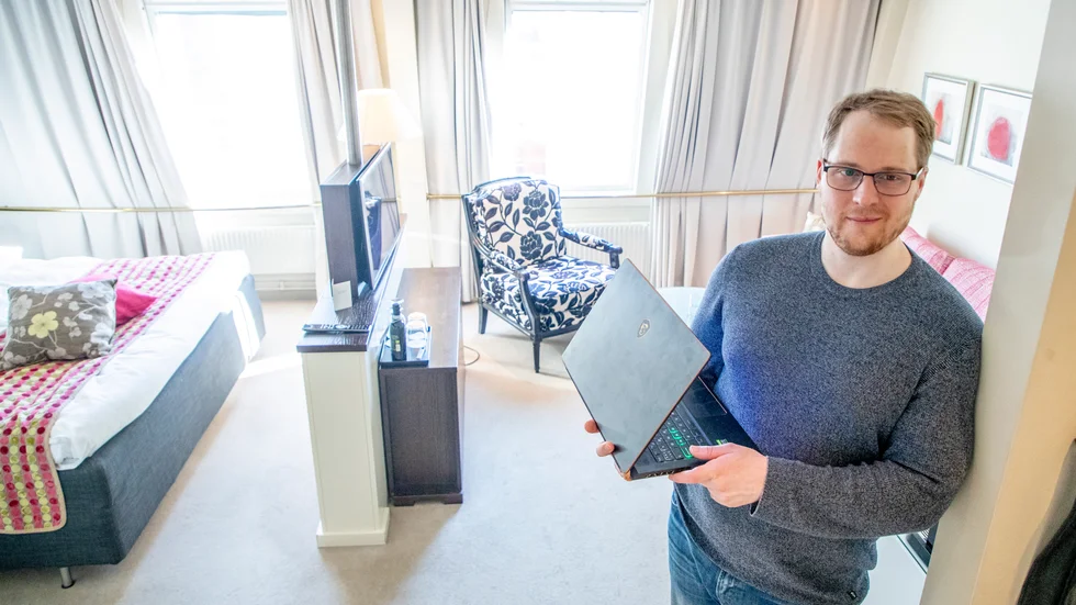 "Det här är prefekt. Dessutom bidrar jag till människor som behöver pengar nu", säger webbutvecklaren Carl som nu huserar i ett deluxerum på ett hotell i centrala Göteborg.