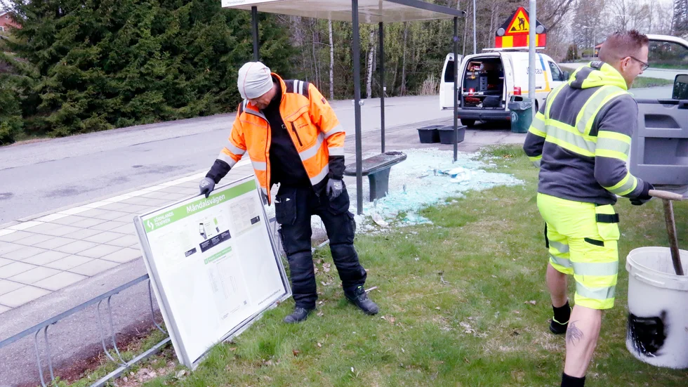 "Men den här kan vi använda igen, den ser oskadd ut". Einari Rossinen från JC Decaux och Kristian Södergran från Eskilstunas gatuavdelning städade efter tre vandalattacker mot busskurer i Skogstorp.