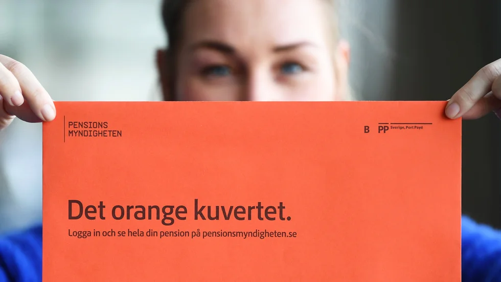 "Många kommer att känna missmod över beskedet i det orangea kuvertet", skriver debattörerna som tycker att riksdagspolitikerna är tysta vad gäller nivån på pensionerna.