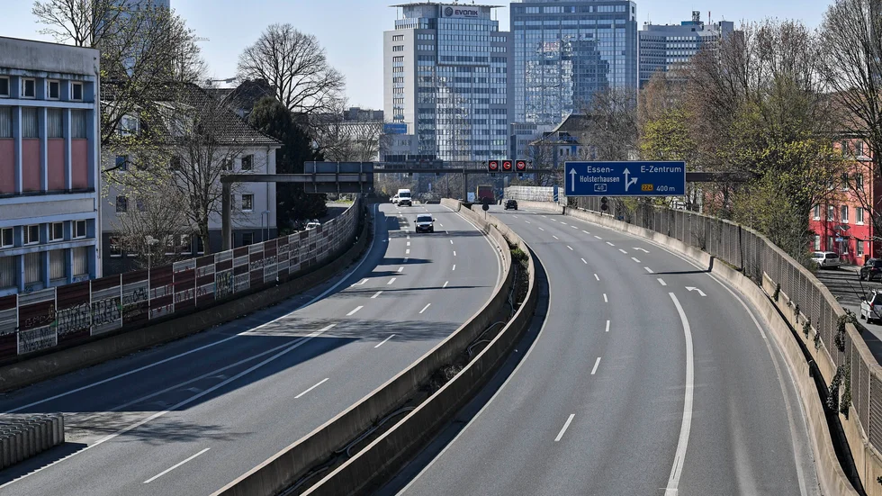 Det är färre bilar än vanligt på tyska autobahn, som här i Essen. En minskning av transporter på vägarna i Europa har lett till mindre utsläpp. Arkivbild.