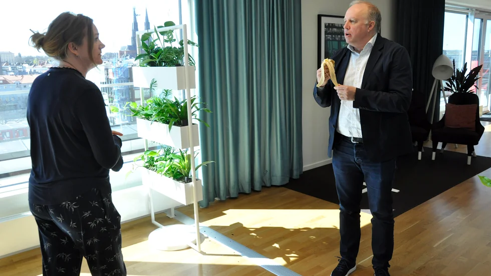 Mikael Köhler passar på att ta en banan mellan mötena samtidigt som han pratar med sin assistent, Helén Felger.
