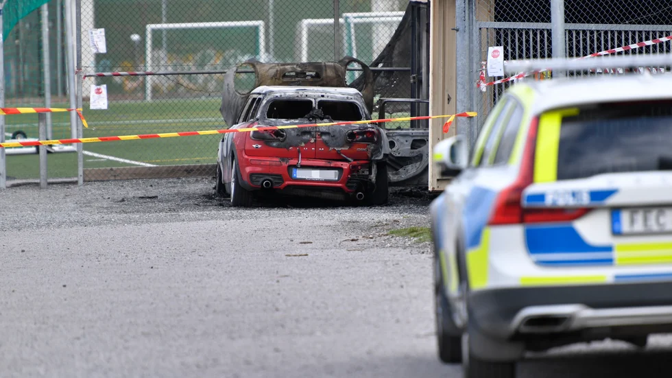 En död person hittades under onsdagseftermiddagen i en bil som hade brunnit i Viksjö utanför Stockholm.