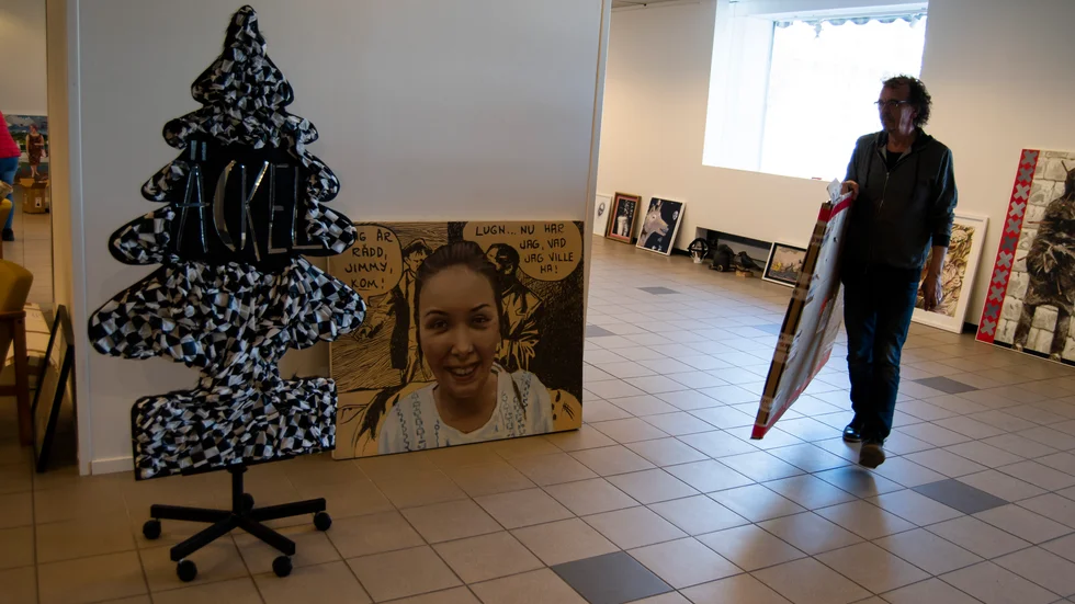 Verken till vänster är skapat av Lotta Lampa och heter Kvantumparkeringen Luleå kl 17.05. Tavlan till höger heter ”Nu har jag vad jag ville ha” och är målad av Mikael Dysholm. Till höger syns Anders Alm som är med hänger och arrangerar utställningen.
