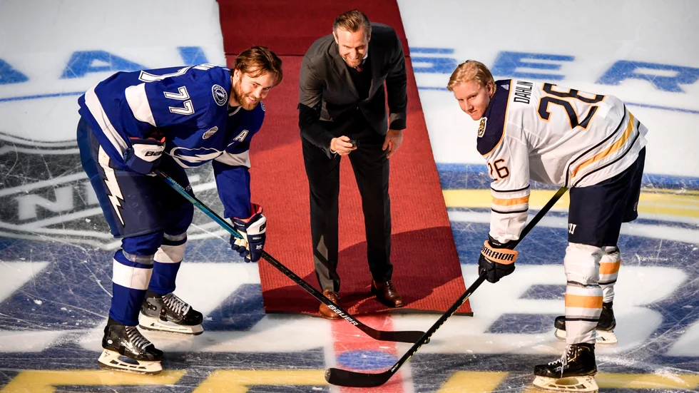 Svenska backstjärnorna Victor Hedman i Tampa Bay, till vänster, och Buffalos Rasmus Dahlin, till höger, i ett ceremoniellt nedsläpp under överinseende av förre Detroitbacken Niklas Kronwall vid NHL-matcherna i Globen i höstas. Arkivbild.
