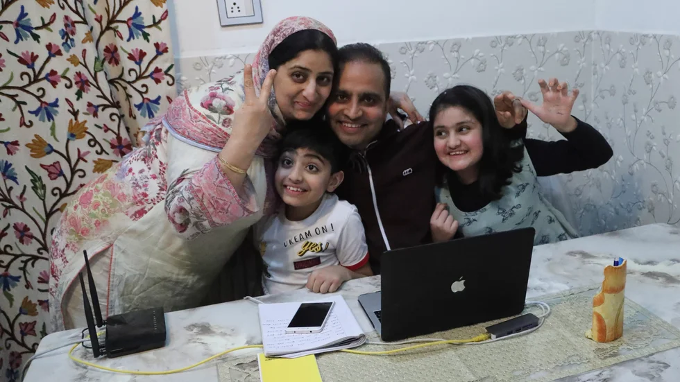 Nyhetsbyrån AP:s fotograf Mukhtar Khan firar med sin familj i hemmet i Srinagar i den indiska delen av Kashmir. Anledningen är att han fått veta att han är en av tre AP-fotografer som belönats med Pulitzerpriset i featurefotokategorin för deras bevakning av konflikten i Kashmir och Jammu.
