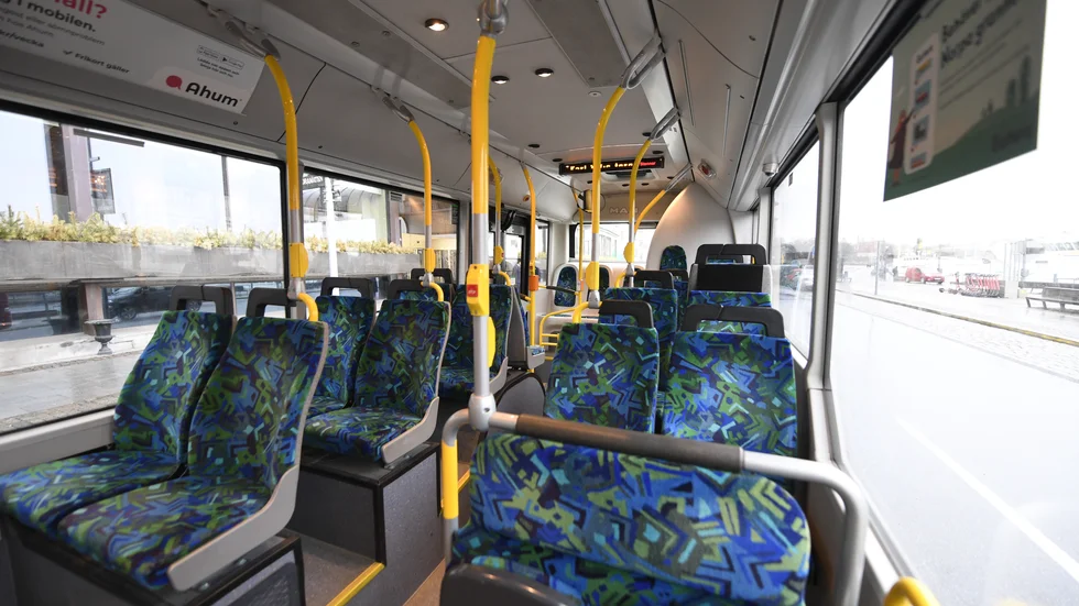 En miljard kronor per månad är den summa som landets upphandlade kollektivtrafik uppges förlora i coronakrisens spår, skriver Alan Björk, Anna Grönlund och Marcus Dahlsten.