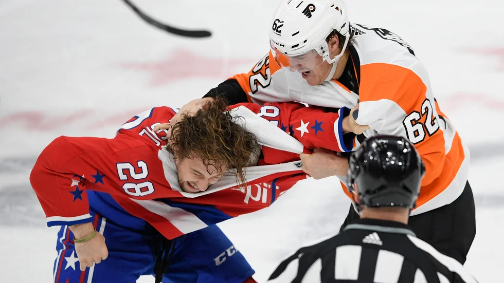 Washingtons Brendan Leipsic, till vänster, i ett slagsmål mot Philadelphias Nicolas Aube-Kubel. Arkivbild.