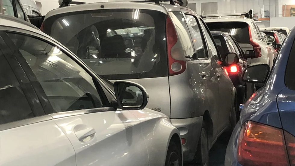 Tätt parkerade bilar på färjan från Nynäshamn till Visby. 