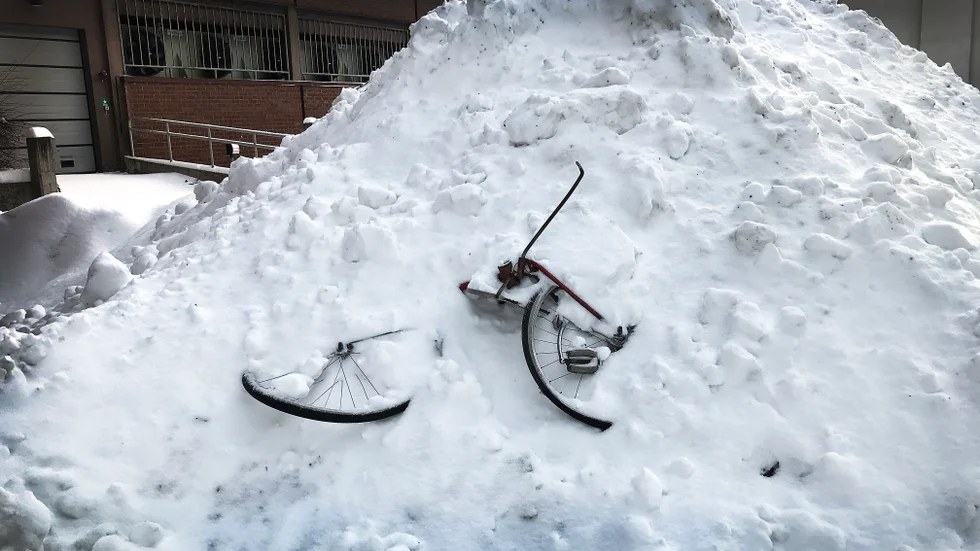 Det som glöms i snö kommer upp i tö.