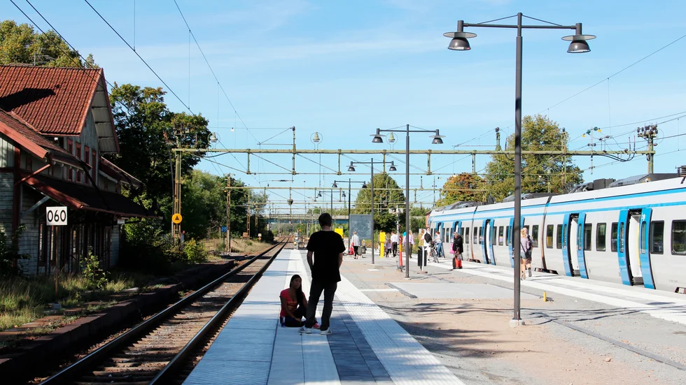 Om tågrälsen byggs utanför Knivsta tätort Knivsta station.