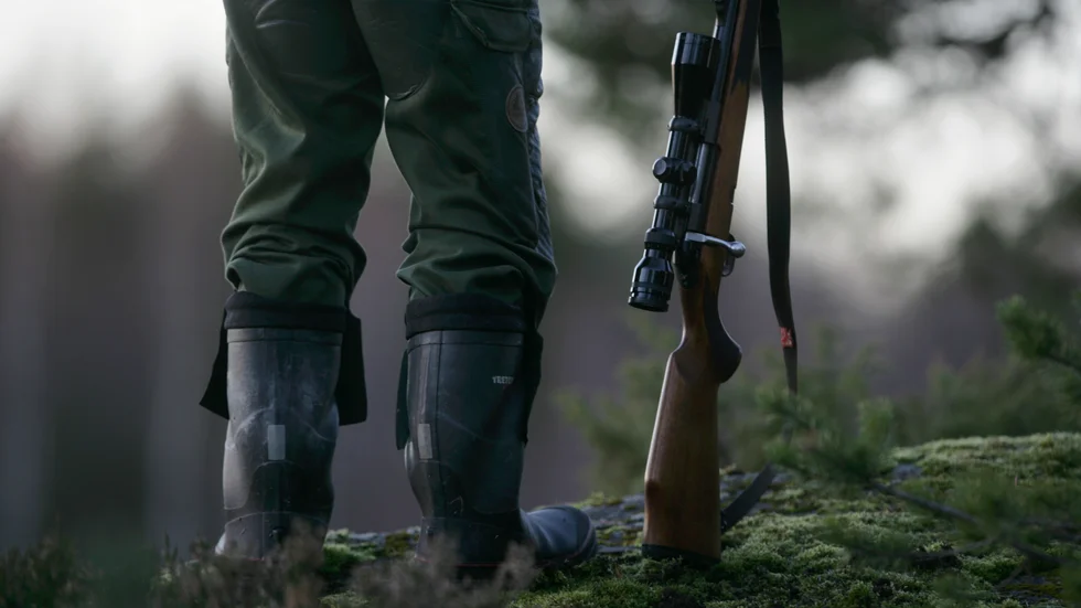 Mannen döms bland annat för vapenbrott, för innehav av ett gevär som han inte har licens för.