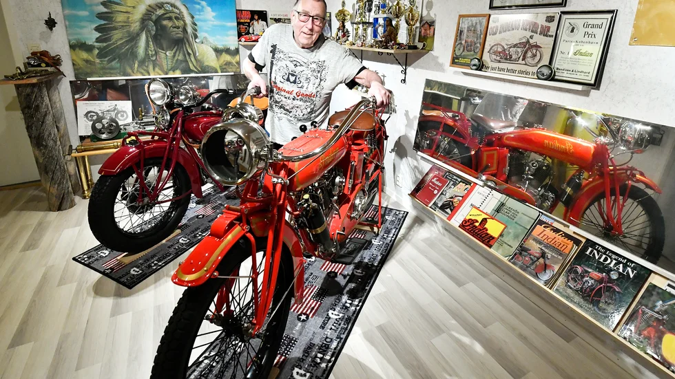 Samlaren och hans 100-årige Indiankung. Bakom Helge Hedberg står ytterligare Indian från 1931. Den är lägre och anses ha bättre köregenskaper än sin äldre släkting. 